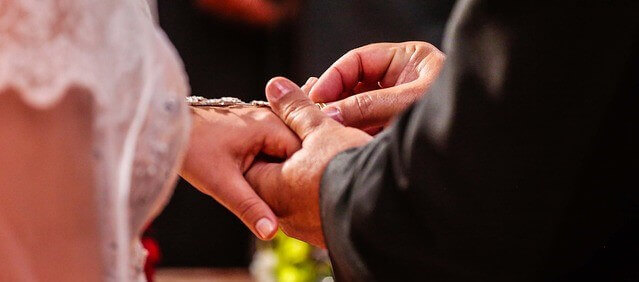 ganhando aliança de casamento