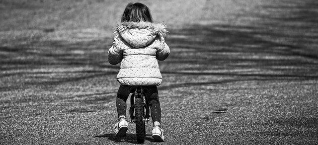 sonhar com uma criança andando de bicicleta