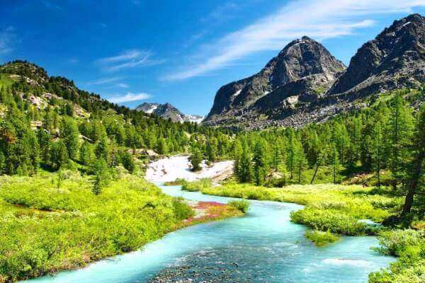 rio de água corrente e limpa