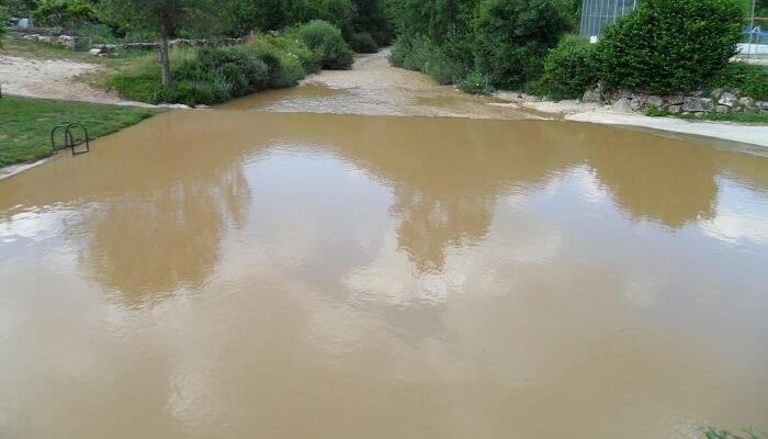 rio de água suja, barrenta e com lama