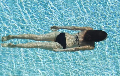 sonhar que está nadando na piscina