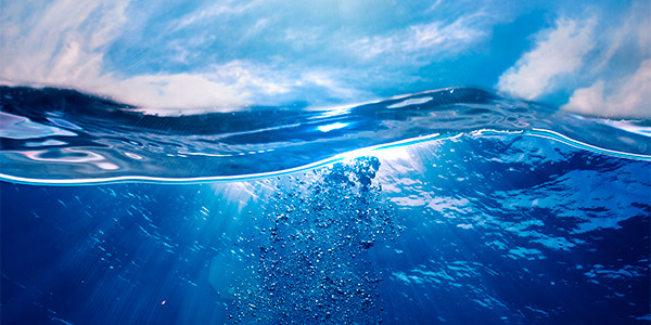sonhar com água azul ondas