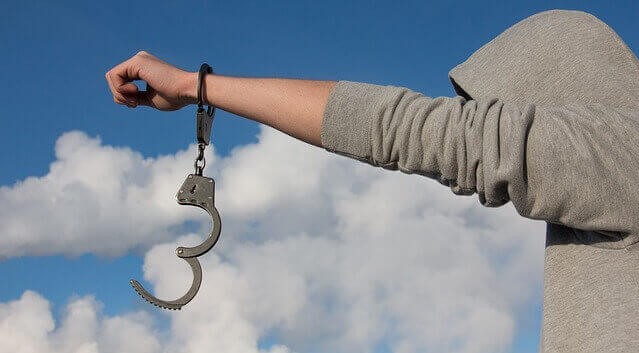 ladrão saindo da prisão