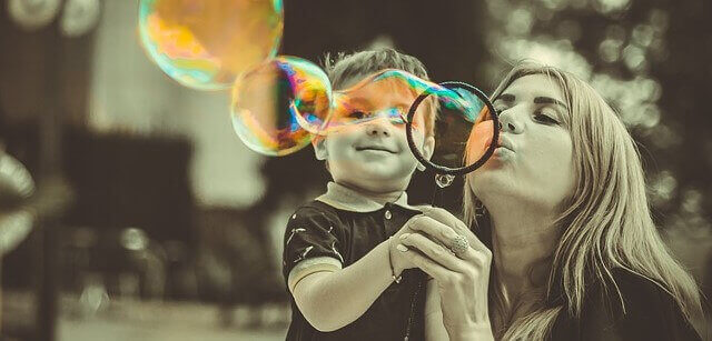 mãe brincando com o filho