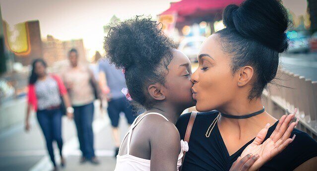mãe beijando a filha