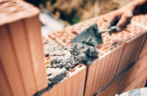 sonhar com pedreiro construindo muro