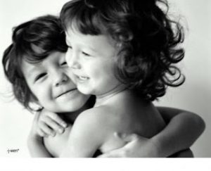 Leia mais sobre o artigo ▷ Sonhar com Abraço 【IMPERDÍVEL】