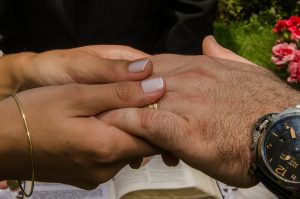 Leia mais sobre o artigo Aliança de namoro: qual mão usar?