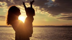 Leia mais sobre o artigo Frases Para Mãe – Homenageie a Pessoa Mais Importante Da Sua Vida