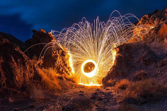 fogos de artifício estourando em meio as ondas do mar