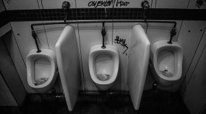 Leia mais sobre o artigo ▷ Sonhar com Banheiro Sujo 【IMPERDÍVEL】