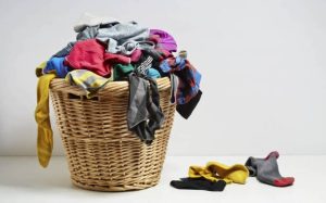 Leia mais sobre o artigo ▷ Sonhar Com Roupa Suja – Significado Espiritual