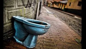 Leia mais sobre o artigo ▷ Sonhar Que Está Defecando 【INACREDITÁVEL】