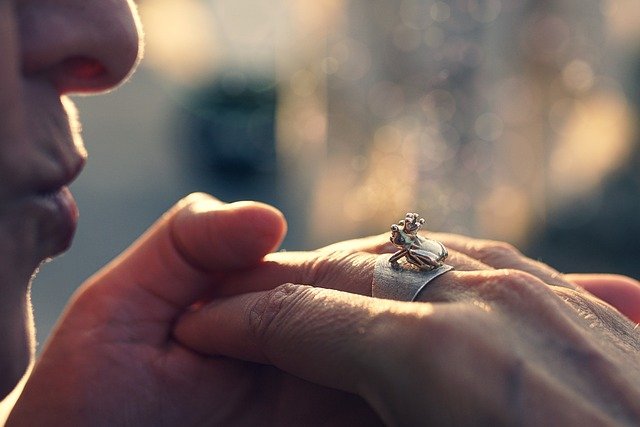 homem beijando a mão de mulher com anel