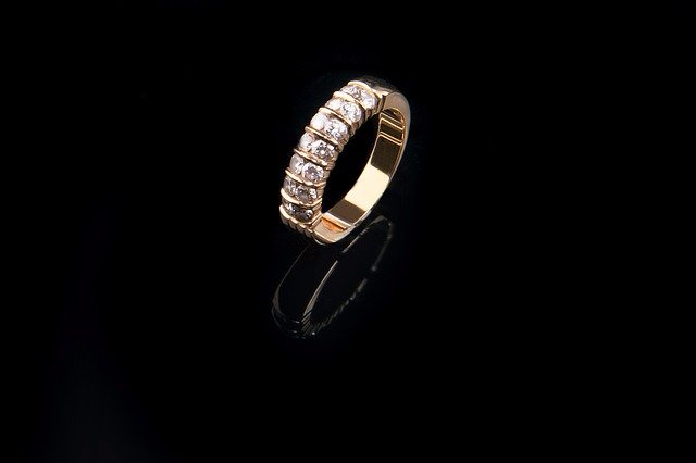 anel de ouro com diamantes