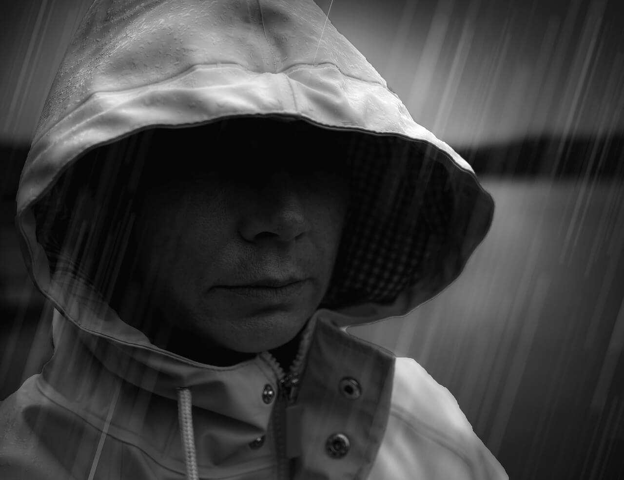 homem com capa de chuva