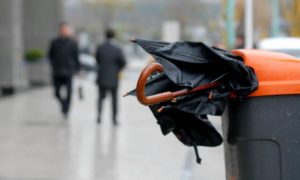 Leia mais sobre o artigo ▷ Sonhar Com Guarda Chuva Quebrado – É Mau Presságio?