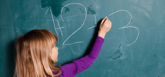 criança aprendendo números na educação infantil
