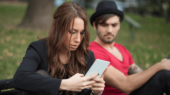 namorado ciumento olhando o celular da namorada com ciúmes