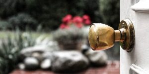 Leia mais sobre o artigo Oração Para Abençoar a Porta da Sua Casa e Sua Família