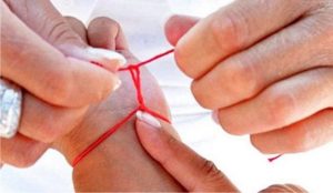 Leia mais sobre o artigo Amarre Um Fio Vermelho No Pulso e Veja o Que Acontece: Revelamos Todos Os Segredos Desse Amuleto