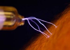 Leia mais sobre o artigo Por Que Algumas Pessoas Passam Corrente Elétrica Quando a Tocamos?