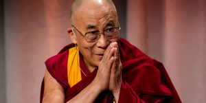 Leia mais sobre o artigo Faça Essa Oração de Dalai Lama Assim Que Acordar e Comece o Dia Com Mais Felicidade e Positividade