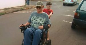 Leia mais sobre o artigo A Criança Que Cuida De Seu Avô: A História Que Viralizou Na Internet