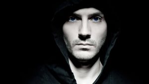 Leia mais sobre o artigo Um Psicopata Pode Se Apaixonar? Essa é a Dúvida De Muitas Pessoas. Confira: