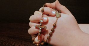 Leia mais sobre o artigo Veja Os 15 Benefícios De Rezar o Rosário: