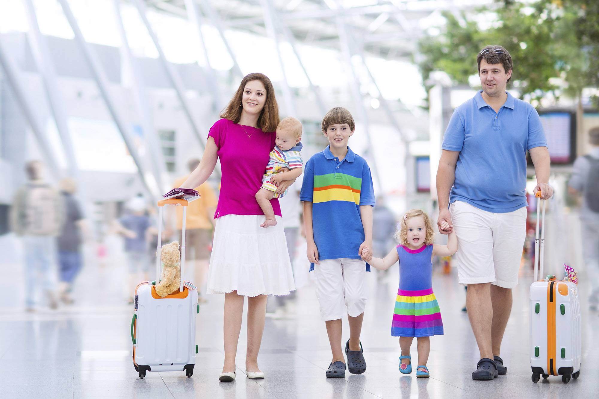 Do your parents travelling. Семья в аэропорту. Счастливая семья в аэропорту. Семья в аэропорту фото.