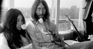 Read more about the article ﻿A Reflexão De John Lennon Sobre o Amor Verdadeiro Que Ninguém Quer Que Você Saiba