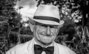 Leia mais sobre o artigo ﻿Ele Morreu Sozinho Em Um Asilo e Suas Últimas Palavras Transformaram a Vida De Suas Enfermeiras