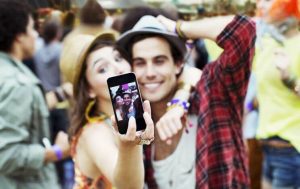 Leia mais sobre o artigo 4 Razões Pelas Quais Casais Felizes Não Ficam Aparecendo Nas Redes Sociais