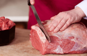 Leia mais sobre o artigo ▷ Sonhar Cortando Carne Crua (Não se assuste)