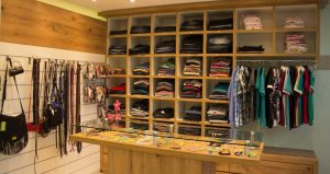 Leia mais sobre o artigo ▷ Sonhar Com Loja De Roupas é Bom Presságio?