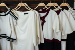 Leia mais sobre o artigo ▷ Sonhar Com Blusa (Significados Reveladores)