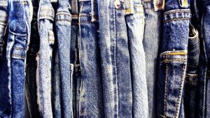Read more about the article ▷ Sonhar Com Calça Jeans 【Significados Reveladores】