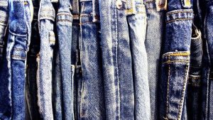 Leia mais sobre o artigo ▷ Sonhar Com Calça Jeans 【Significados Reveladores】