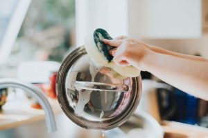 Leia mais sobre o artigo ▷ Sonhar Lavando Louça 【10 Significados Reveladores】