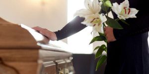 Leia mais sobre o artigo ▷ Sonhar Que Alguém Morreu 【Não se assuste com o significado】