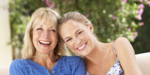 Leia mais sobre o artigo Depois Dos 30, Mulheres Passam a Se Comportar Igual às Suas Mães, Diz Estudo