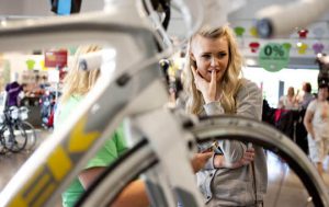 Leia mais sobre o artigo ▷ Sonhar Comprando Bicicleta – 10 Significados Reveladores