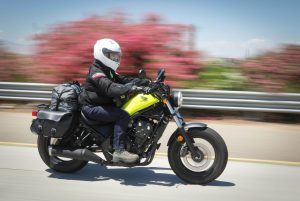 Leia mais sobre o artigo ▷ Sonhar Andando De Moto 【10 Significados Reveladores】