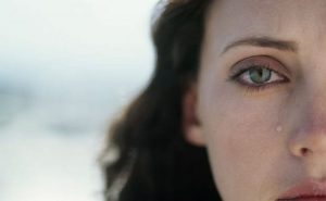 Leia mais sobre o artigo ▷ Sonhar Com Uma Pessoa Chorando – 8 Significados