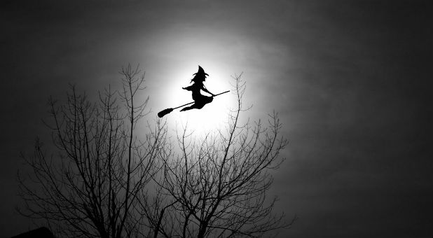 bruxa voando na sua vassoura a noite no halloween
