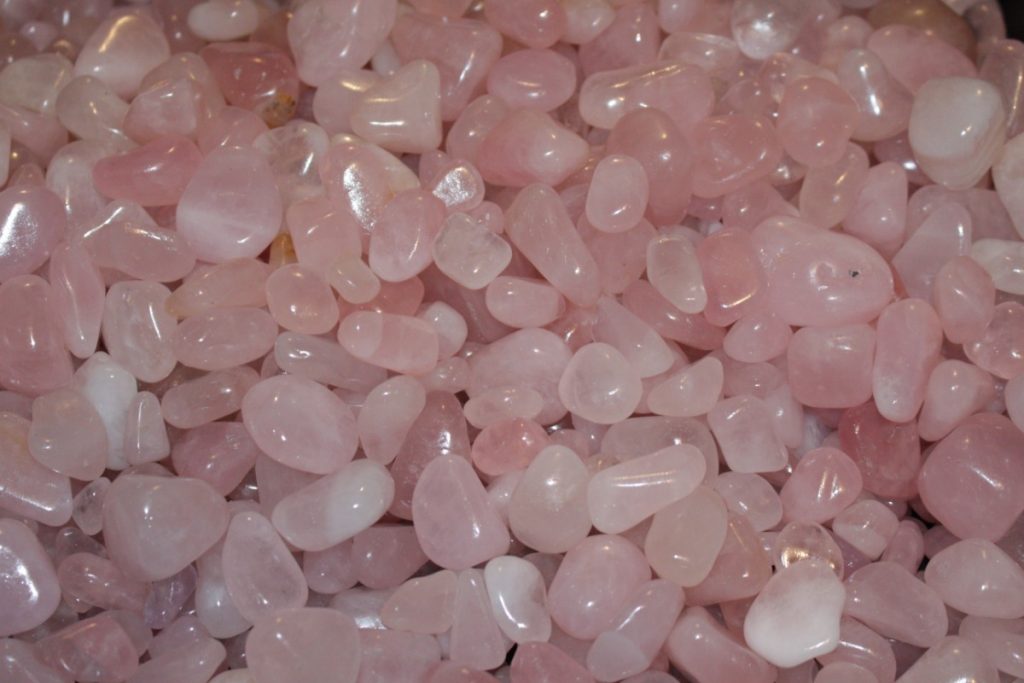 muitas pedras quartzo rosa polidas