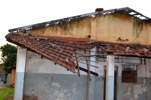 Leia mais sobre o artigo ▷ Sonhar Com Teto Caindo 【É Mau Presságio?】