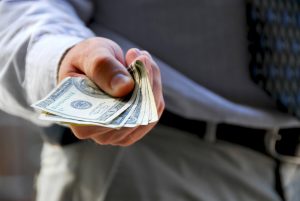 Leia mais sobre o artigo ▷ Sonhar Pedindo Dinheiro Emprestado Significa Azar?