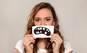 Leia mais sobre o artigo ▷ Sonhar Perdendo Dente 【É Mau Presságio?】